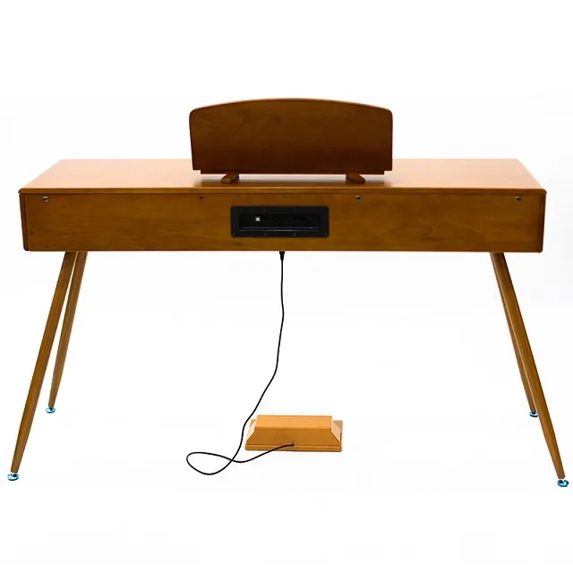 Hvítt upprétt stafrænt píanó